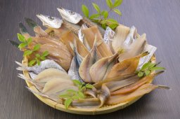 【人気商品】魚新の天日干し干物　おまかせ7種セット【冷凍便】