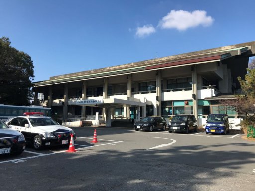 半田警察署仮庁舎へ移転！現在の免許更新会場隣では○○○も新調できる!?