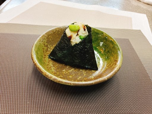 おにぎり XYZおにぎり整列段積み機 ODK｜不二精機株式会社－おにぎりマシン8割強