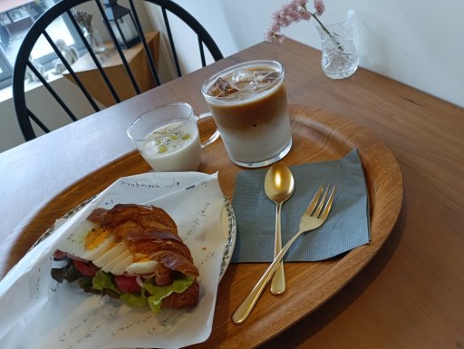 BLTEサンド＆カフェラテでホッと一息！半田市・亀崎駅からすぐのお洒落