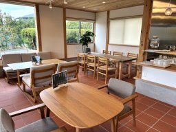 【開店】ペットOKのテラス席＆子連れに嬉しい畳の個室も！東海市に隠れ家空間「森のカフェ」10/1(木)オープン