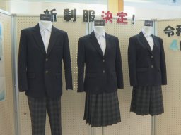 半田市の中学校制服が変わった！今春からエンブレムがお洒落なブレザーに