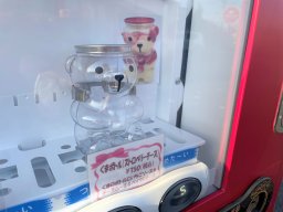 ケーキ缶の自販機に新作「くまボトル」登場！【おもしろ自販機-続編-】