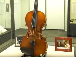 バンド「ゴダイゴ」のメンバーが所蔵するバイオリンが大府市で展示中