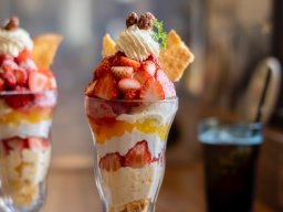 大府市カフェ「KURUTOおおぶ」季節のフルーツパフェ3選！無料で食べられる裏ワザも!?／ちたまる広告※キャンペーンは終了しました