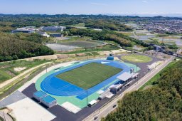 【続報】現在建設中の巨大施設「美浜町運動公園」の陸上競技場・交流広場が6/30(日)先駆けオープン