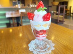 夏にはかき氷が大人気！「カフェギャラリー千里香」でこだわりのコーヒーとイチゴパフェを堪能