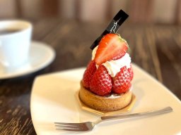 美浜町の「河の屋」で味わうイチゴスイーツ！和洋菓子も焼きたてパンも