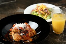 東海市の穴場イタリアン「ラドゥーノ」の旨辛アラビアータで栄養補給｜トマトde健康フェスティバル参加店／ちたまる広告