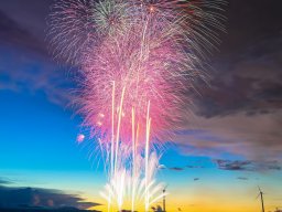 水中スターマインは必見！浜辺で楽しむ「新舞子ビーチフェスティバル花火大会」8/30(土)に開催