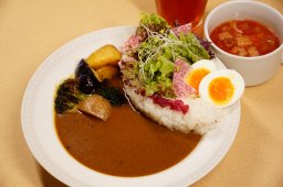 土日限定ランチ新メニュー！知多市「KonoMachi Cafe」でダムカレー＆佐布里っこたまごプリン登場／ちたまる広告
