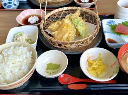 サクサク天ぷらに箸が止まらない！東海市の公園で大満足ランチ「しあわせ村じゅらく」に行ってみた