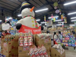 巨大倉庫にお菓子の国!?愛知県内最大級の半田市「マルダイ おもしろお菓子倉庫」で200円の買い物にチャレンジ