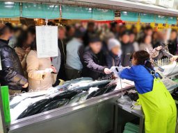 本店では12/27(土)・28(日)から先取り特売や食べ放題も！魚太郎で12/29(月)～31(水)に歳末大売り出しを開催／ちたまる広告