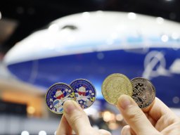 世界でひとつのオリジナルメダルがつくれる！セントレア限定メダルの販売機＆刻印機が登場【おもしろ自販機＃58】