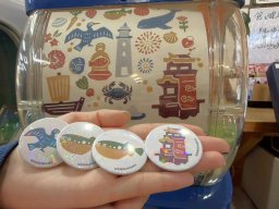 灯台やえびせんべいなど美浜町のモチーフが缶バッジに！「食と健康の館」でシンプル可愛いガチャガチャに挑戦【おもしろ自販機＃58】