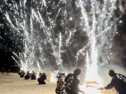 春の夜空に花火！悪天候により延期となった「ONE FIRE WORKS 5thAnniversary」が、内海・千鳥ヶ浜海岸で4/25(土)開催