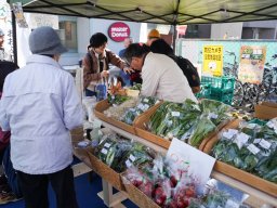 野菜詰め合わせも！毎月第3土曜日に「おおぶ駅前 KURUTO朝市」が4/18(土)からスタート／ちたまる広告