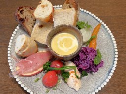 魅惑のパンおかわり自由！常滑市の古民家カフェ「やまへいはなれ」で味わう自家製酵母パンのお洒落ランチ