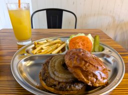 大府市に続き2店舗目！常滑市にオープンした「EDONA DINER（エドナダイナー）」の肉汁たっぷりハンバーガーを実食