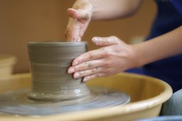 50種類以上の色から選べるオリジナル器づくり！常滑市やきもの散歩道にある「晴光（せいこう）」で陶芸体験してみた