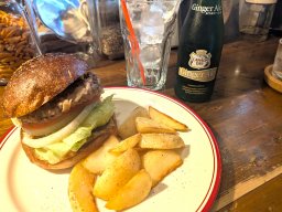 昼呑みもできる！JR半田駅スグ「酒場やみくろ」の肉汁たっぷりハンバーガーを食べてみた